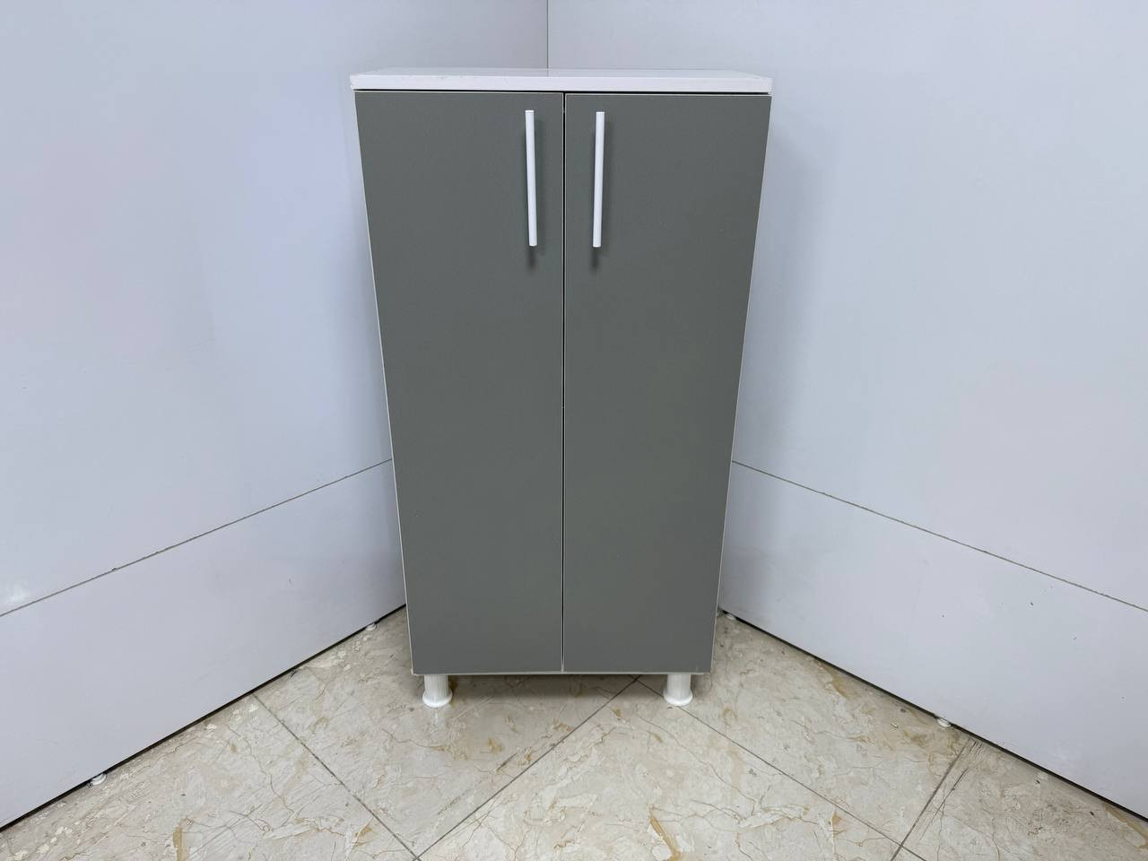 ٨٠ الف 
جزامه خشب 
القياسات 
120 سم الارتفاع 
 60 سم العرض 
33سم العمق


**إذا كنت صاحب هذا الإعلان وتريد حذفه لأي سبب، رجاءا أرسل رسالة إلى الدعم الفني**