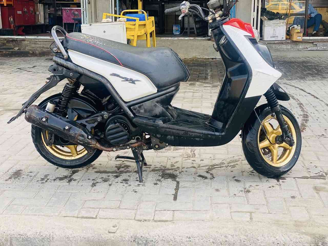 سلام عليكم دراجة جبلي نضيفة مكينة مكفولة بيهة نقص واقية صالنصة و بكلايت دراجة خير من الله سعر 700 بيهة مجال 
الرقم ***********
