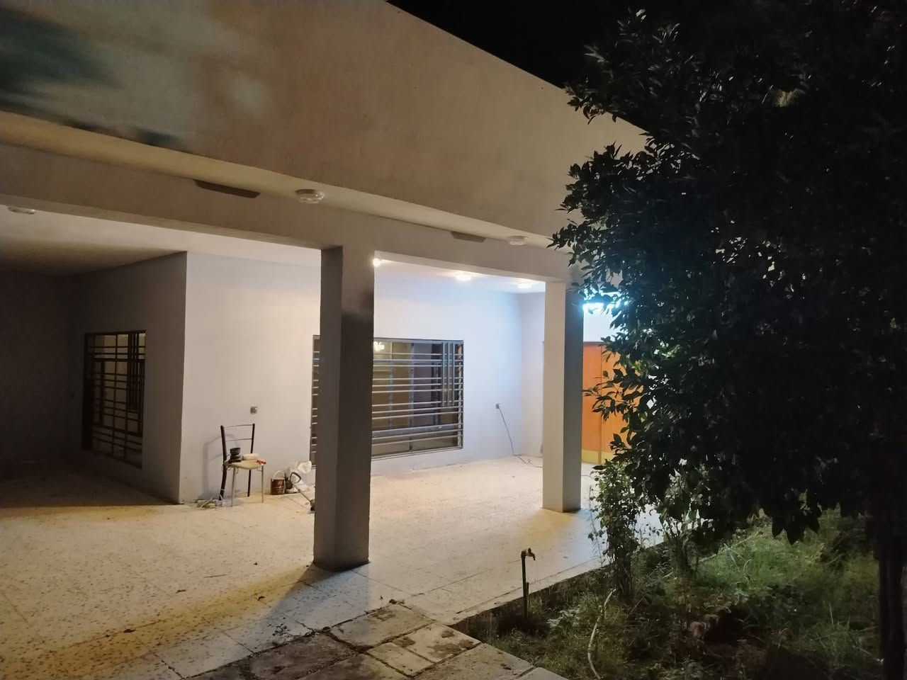 بيت كبير جدا 6 غرف نوم 6×4 واستقبال9×4 وهول9×4 وصاله كبيره ومطبخ بناء نظيف جدا مساحة البيت الكليه نصف دونم واجهة 25 قريب جدا من الشارع العام ماء وكهرباء وتبليط مجاري تحيط بي الخدمات مدارس واسواق تحويل ثاني بالطابو سند 25 
العنوان بغداد 
المدائن
 منطقة الجعاره
للاستفسار ***********
