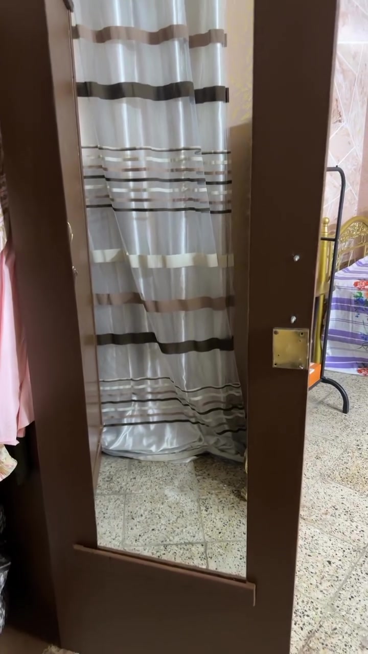 كنتور خشب القديم الصاج بابين ومراية داخلة بسعر 25 العنوان بغداد حي الاعلام ***********
