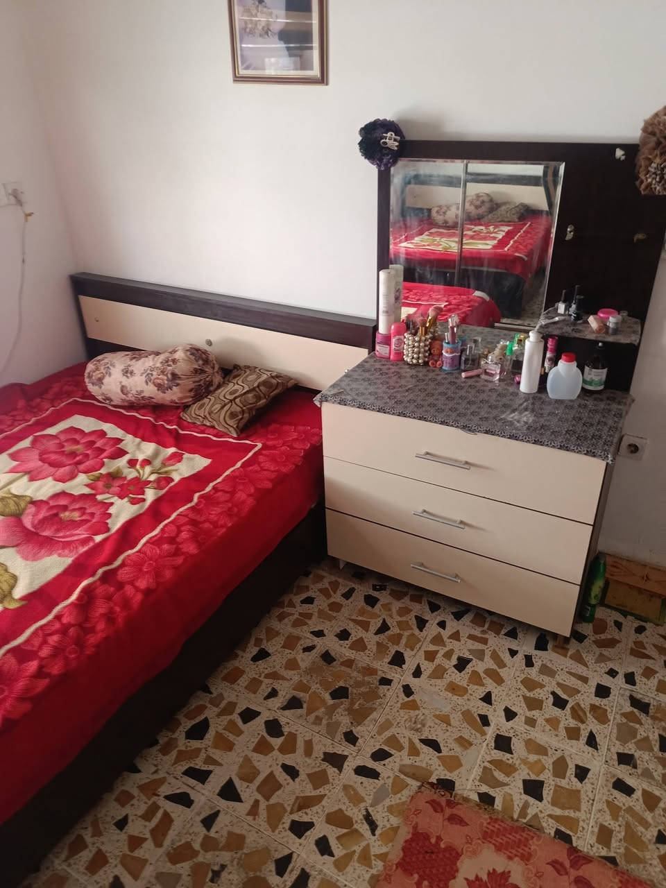 غراض بيت للبيع غرفتين نوم وكنتور وقنفات وطبلات ابيع شلع كلهن اب مليون و100
***********
