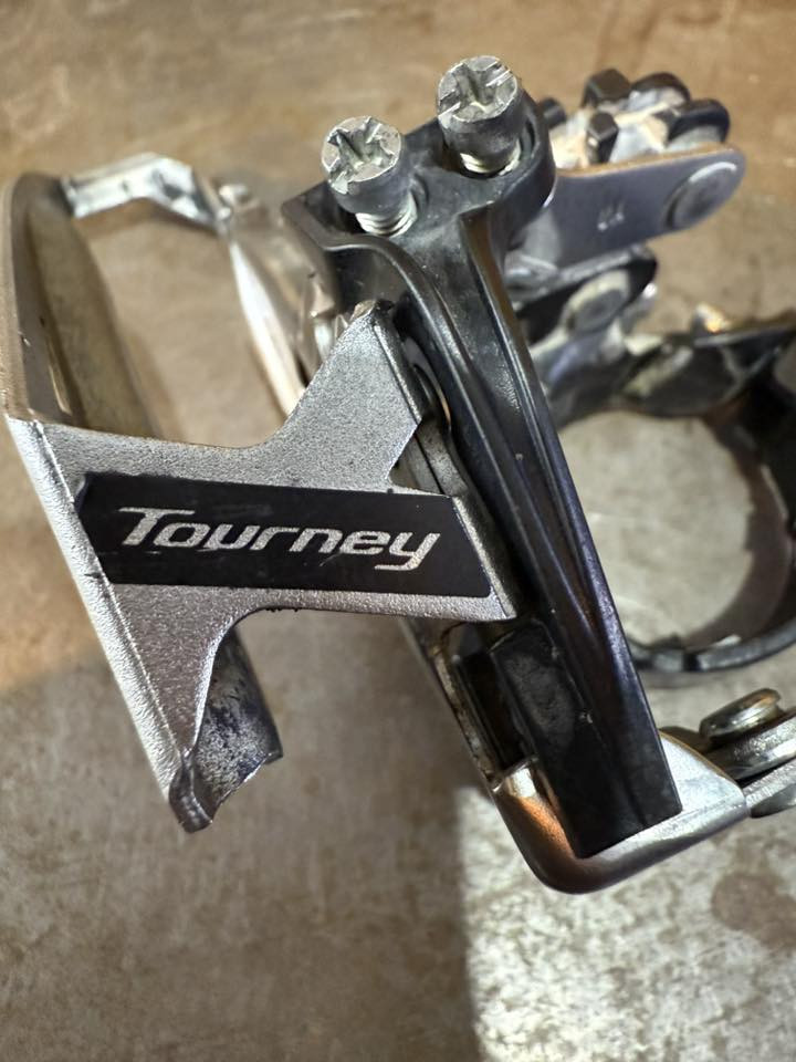 نقال امامي شيمانو تورني الأصلي مختوم ياباني 

3 سرعات 

السعر 10 الف دينار 

عنوان المحل موصل أيمن تقاطع شارع كنيسة الساعة🚴🏻‍♂️🚴

يوجد توصيل 🚚 كافة محافظات العراق 🇮🇶 

☎️***********
