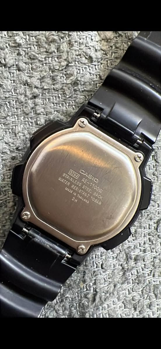 للبيع ساعة كاسيو الأصلية (Casio AE-1100W) ⌚✨وتصميم رياضي مريح. صنع في تايلند
بطارية تدوم حتى 10 سنوات.
 عملية جداً: مقاومة للماء حتى عمق 100 متر (مثالية للسباحة).
 متعددة المهام: تدعم التوقيت العالمي، ساعة توقيت، ومؤقت تنازلي، مع 5 منبهات.
 جودة موثوقة: موديل أصلي (Original) بتصميم يجمع بين المتانة والشكل العصري.
السعر خاص 
يوجد توصيل لجميع محافظات العراق


**إذا كنت صاحب هذا الإعلان وتريد حذفه لأي سبب، رجاءا أرسل رسالة إلى الدعم الفني**