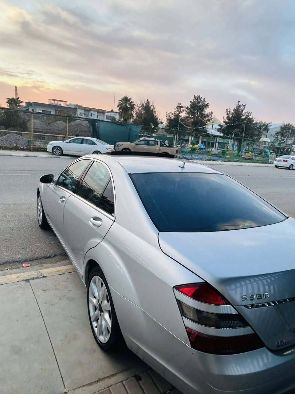 سەرەتا بەناوی خودا 
ماشاللە لەماڵی هەمو لایەک 
مارسیدز مۆدیل٢٠٠٩ ساخ ساخ 
ادوات ماڵی مەدەنی بەشەرت 
پێویست بەوەسف ناکا ماڵەکە خۆی دیارە 
s350 شەش پستۆن 
فوول مواسەفات 
جگەلە پانۆراماو دەرگاشەفت .
مەکینەو گێڕ سەرف و بوخار بەشەرت 
بۆیاخ یەک پارچە بێ زەربەو حادیسە 
سعری ٧٥ مەعامەلەیە کەم 
شوێن کەلار 
***********
گۆڕینەوە لەسەر دڵگرتن
