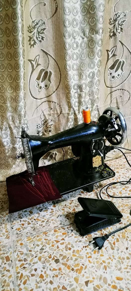 مكينه خياطه الاصليه  بدون ميز ؟  شغاله سعرها 55 مع توصيل
***********)
***********
