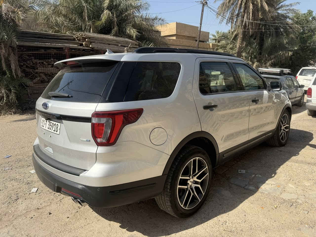 السلام عليكم

Ford Explorer 2018 Sport 

7 راكب 

محرك 6 سلندر حجم 3.5@

‏Twin turbo 🚀

‏400HP

بصمة ابواب و بصمة تشغيل

رادار امامي 

كشنات جلد تدفية  وتبريد

ستيرين هيتر

تحكم ستيرين فول  

صندوق شفط وكهرباء 

مرايات جوانب هيتر

شاشة حجم كبير  ماركة سوني

حساسات خلفية وامامي اصل 

اشاير بالمرايا الجانبية 

لايتات امامي عدسة مع بلوجكتر دعامية

كشنات الامامية فول كهرباء مع ذاكرة لكشن السائق

كود خارجي للقفل على باب السائق

سكليتر كهربائي مع تحكم ستيرن بالجهتين

سستم صوت SONY متكامل مع 8 سماعات داخلية 

تبريد ثلاث قطع امامي وسط خلفي

منافذ AUX, مع اربعة منافذ USB  مع تقنية ربط جهاز ستلايت على السيارة مع منفذ رام ذاكرة ورام خرائط GPS مع منفذ كهرباء 110فولت

نظام الاوامر الصوتي اثناء القيادة

سياره فول للاخير 

السيارة  تحويل بنفس اليوم 

سنوي و رقم
حادثها بنيد وجاملغ تبديل الجاملغ والبنيد نفسه

اتصل على الرقم
***********
السعر 175
