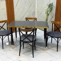 ميز طعام • سطح خشب • كشنات جلد