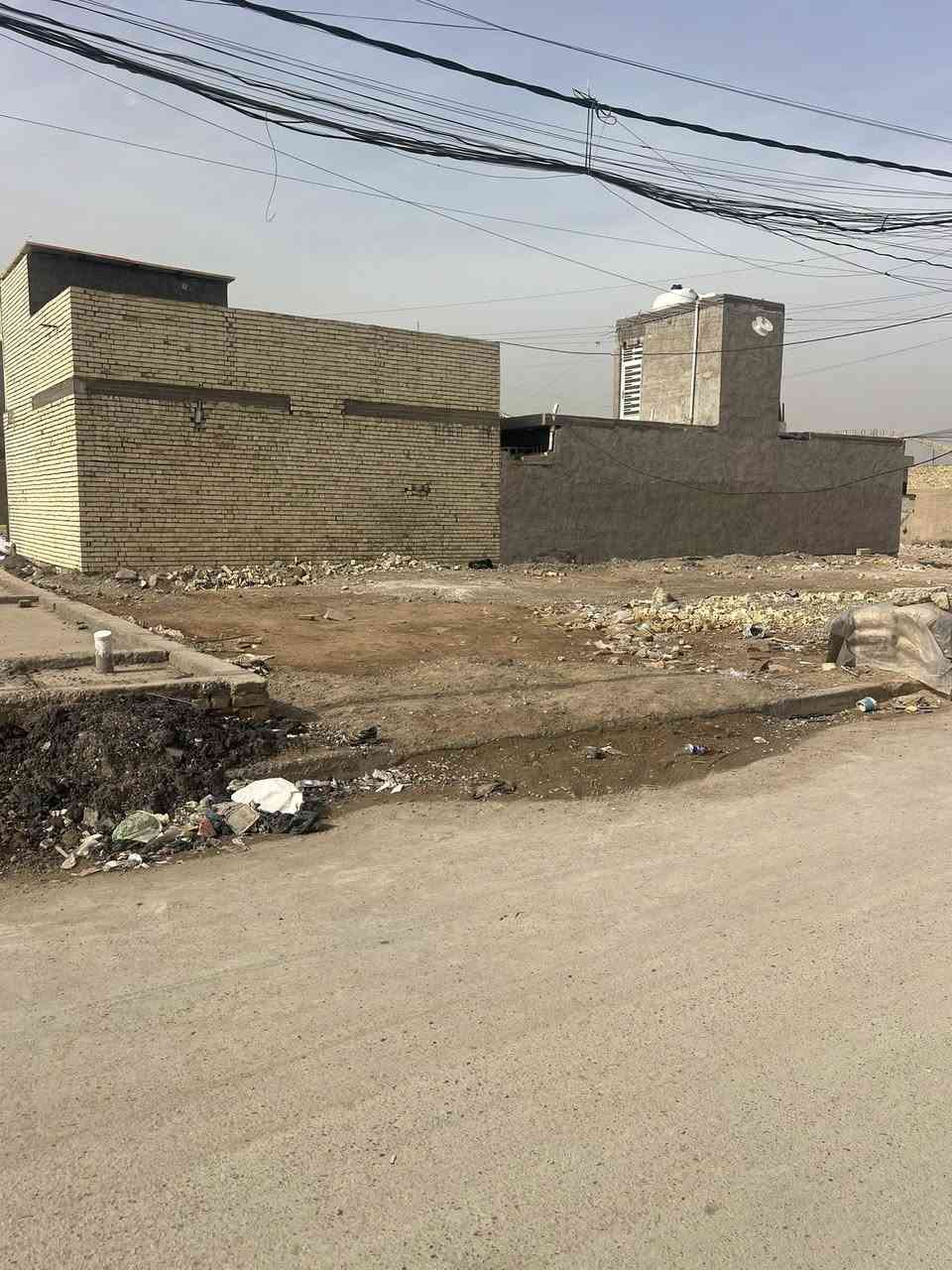 سلام عليكم ارض 200متر للبيع كامله خدمات ماء كهرباء مجاري تبليط الفرع 10 عنوانه سبع قصور شارع ابو علي قرب جامع الحمزه فرع المصور الشراي يتصل ***********
