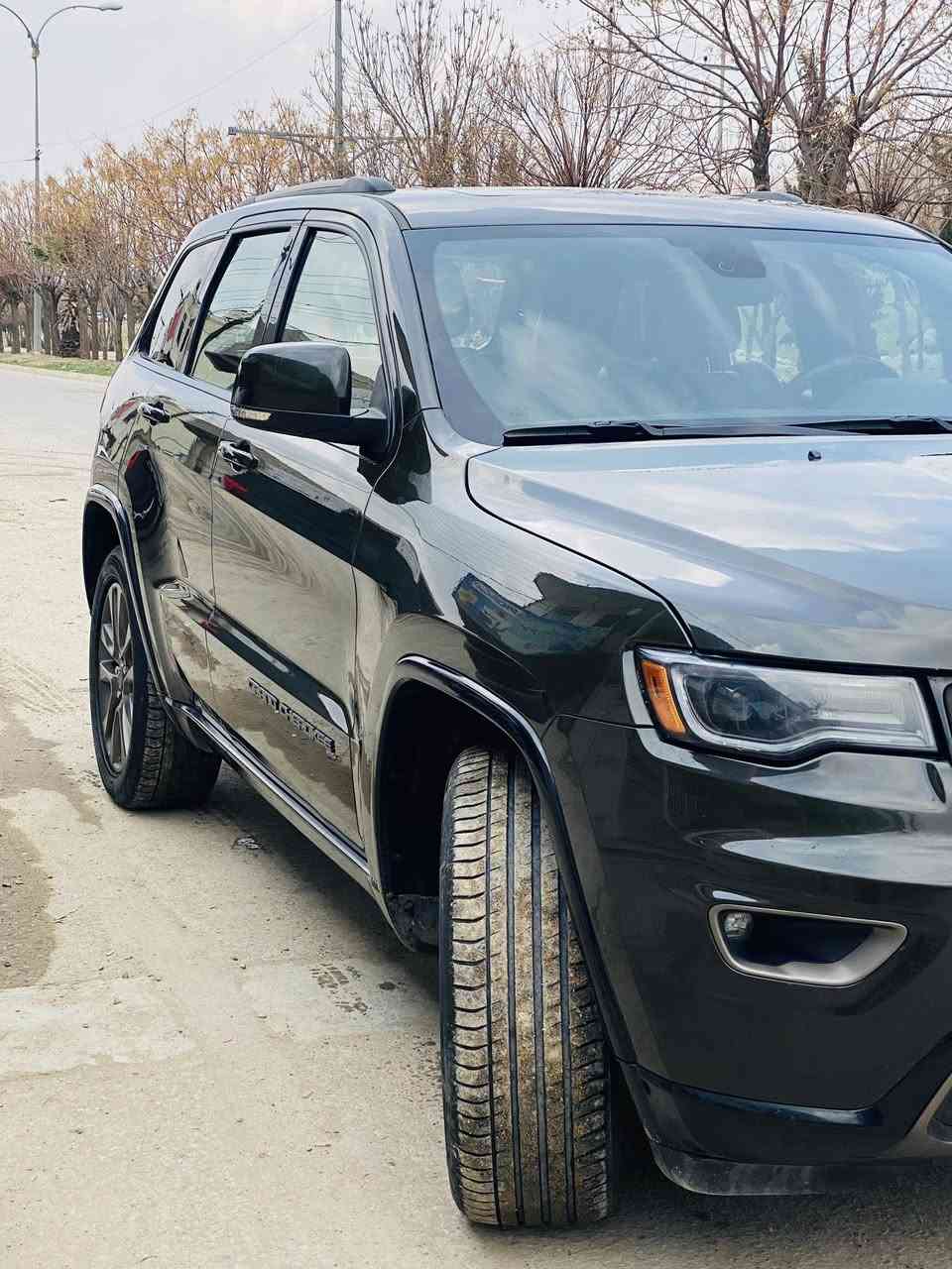 السلام عليكم  جيب كراند شيروكي، لون اخضر زيتوني مميز،
2016، امريكي كلين تايتل لمتد نص مواصفات، محرك 6v 3600
بانوراما
تدفئه وتبريد كشنات امامي خلفي
تدفئه بالستيرن
حساسات وكامره خلفيه
مراقبه النقطه العمياء
نظام ايكو سبورت دكمه
تبريد امامي خلفي ثلج
شفتات بالستيرن
وبعد بيها هواي مواصفات كلش حلوه
السياره كلش حلوه ونضيفه 
ماشيه 150 الف كيلو
 تايرات جديده تخم كامل
رقم بغداد
  رقم صاحب سيارة ***********
