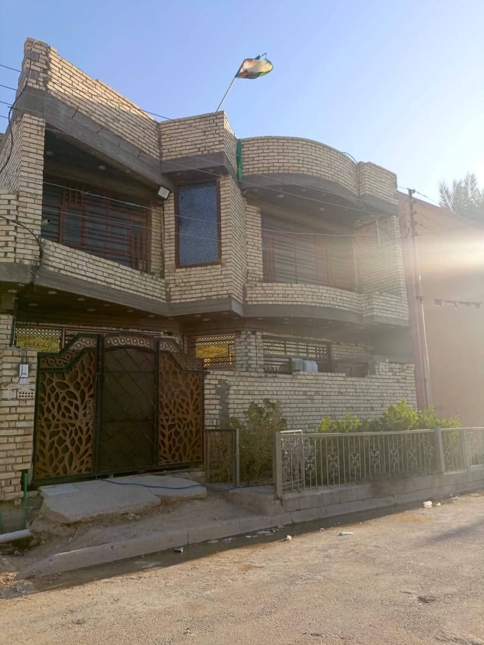 🏡 بيت راقي للبيع في بغداد / المحمودية – حي الشهداء 🏡
✨ فرصة حلوة لعائلة تدور بيت واسع ومرتب، موقع هادئ ونظيف، تصميم عصري ومريح!

🔹 المساحة: 137.5 متر بالسند
🔹 الواجهة: 10 متر
🔹 يتكون من طابقين + سطح

🔸 الطابق الأول:
– صالون استقبال (صالح الخطّار) أنيق ومرتب
– هول داخلي واسع بيه محور درج ومكان تلفزيون
– مطبخ نظيف
– غرفة نوم
– حمامين (واحد داخلي وواحد خارجي)

🔸 الطابق الثاني:
– 3 غرف نوم
– محور (هول علوي صغير)
– حمّام

🔸 السطح:
– بيتونة + 3 خزانات مي + مطر ساعد ونازل
– كهرباء 3 فيز

💰 السعر: 140,000,000 مليون دينار عراقي (قابل للتفاوض)
📞 للتواصل ,(***********)]

