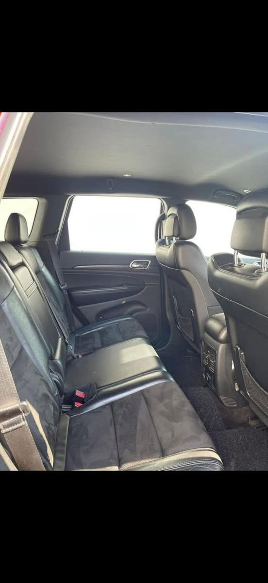 جيب كراند شيروكي بلاك توب كرزي مديل 2018  باسمي ماشيه 130 الف مايل  تنباع بالاقساط اذا مقدمه 130 والباقي حسب الاتفاق  الأمامية كهربائية . 
* صفي المقاعد الأمامية مع تبريد وتدفئة . 
* صف المقاعد الخلفية مع تدفئة . 
* انظمة القيادة على حلبات السباق . 
* نقطة عمياء .
* ويل سومت بلاد قياس 20 انج .
* مقود السائق من الجلد  .
* مقود السائق كهربائي . 
* تدفئة ستيرن .  .
* شاشه كبيرة مع نفكيشن GPS . . 
* المصابيح الأمامية مع LED لايت . 
* كشافات ضباب بروجكتر زنون . 
* سقف المقصورة مغلف بالشاموا . 
* تشغيل عن بعد .
* صندوق كهربائي .
* حساسات أمامية . 
* حساسات خلفية .
* كاميرا خلفية .
* بخاخ ماء لتنظيف المصابيح الامامية .
* مرايا متحسسه للضوء العالي . 
* مرايا جانبية قابلة للطي . 
* بلوتوث تلفون . 
* محدد سرعة . 
* نظام بريك اوتماتيكي ( Auto Break System ) .
*نظام صوت هارمن كاردون
محرك هيميً

ملاحضه/ محرك مستحق بس بشرط لاخربطه ولاكلوب مشتغل بلسياره حته جيك مامشتغل 
مكانها نجف  سعر مناسب سياره جديده كلش 
***********
