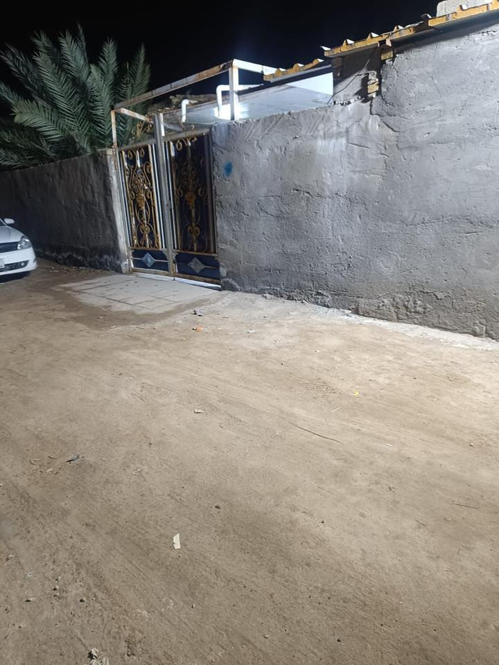 السلام عليكم ..
بيت #للبيع مساحة 400 مع قطعة بجانبه مساحتها 120 متر ، مع محل على طريق بغداد ، 
كل هذا بـ 250 مليون دينار .
العنوان ابو شطيب طريق بغداد 
موبايل /‭0773 610 7320‬
