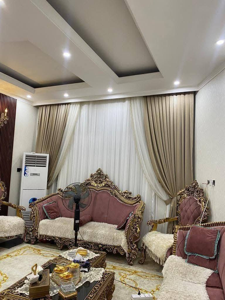 يعلن مكتب عقارات ابو انور فرع الطويسه عن وجود دار طابقين للبيع موقع متميز منطقة كوت الحجاج قرب التحسينيه مساحه 300 متر واجه 12 متر عمق 25 متر بناء 2015 الطابق الأرضي عباره عن ثلاث غرف منام احداها ماستر وهول واستقبال ومطبخ كبير ومجموعه صحيه وحديقه وكراج الطابق الأول منعزل عن الأرضي نفس المدخل بكلدور كبير يودي الطابق العلوي وهو عباره عن ثلاث غرف منام احداها ماستر أيضا وصاله كبيره عدد/2 ومطبخ كبير ومجموعه صحيه وبيتونه كبيره مكان راقي ممتاز الستفسار الاتصال//***********//***********// كما نستقبل جميع عروضكم وطلباتكم التجارية والعقارية المكتب مجاز قانونيا المكتب ماقبيل مطعم الحسون عقارات أبو انور فرع الطويسه
