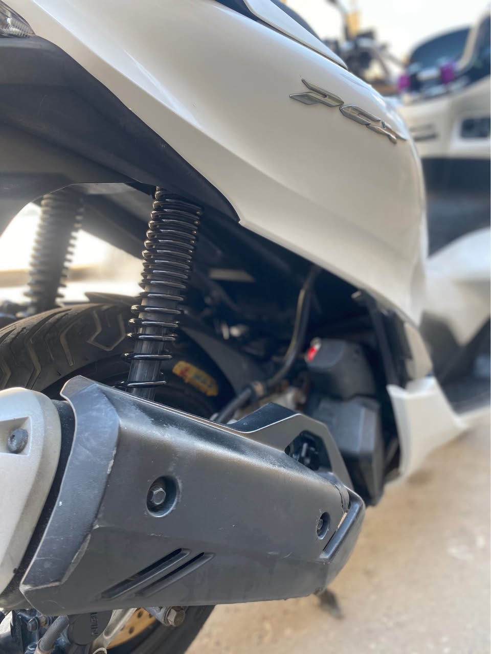 السلام عليكم 
للبيع دراجة pcx جيل رابع 
نازله من الرمبة صارلها اسبوعين 
ماشيه 22 الف 
ماليزي كوري 
نظام ABS 
دراجة مكفولة كفالة عامة برغي ما مفتوح بيها 
السعر 17 ورقة 

مكاني بغداد مدينة الصدر 
رقمي *********** 

الدراجة كدامك تجي تشوفها وتكلبها وتاخذها 
ورجاءاً لحد يكسر بسعرها بغداد, العراق
