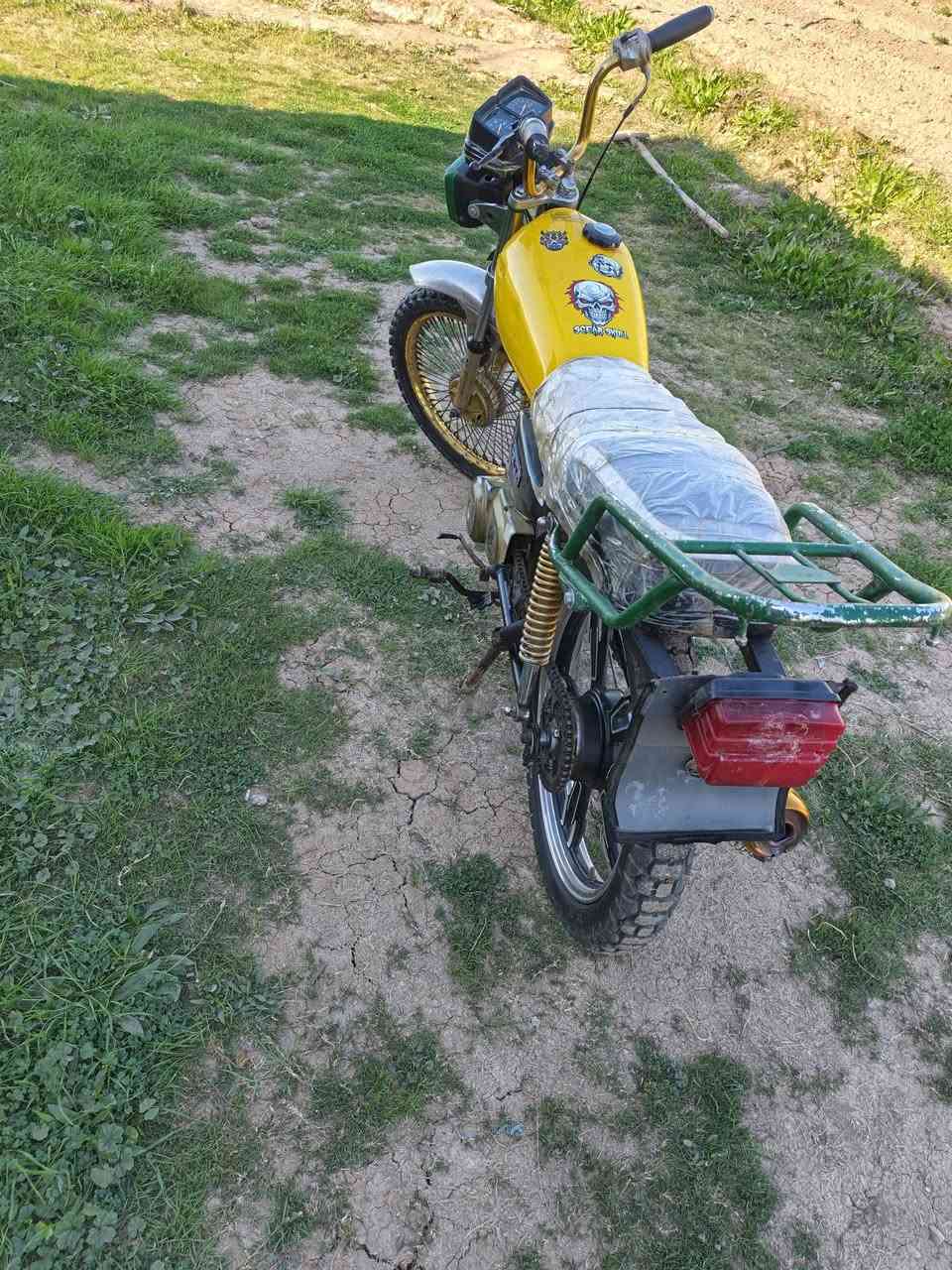 سلام عليكم، دراجة تايكر اربعة كير شغالة نظيفة نقصهه كهربايات فقط السعر 250 المكان ابو غريب(السريع) موجود خاص وهذا رقمي***********
