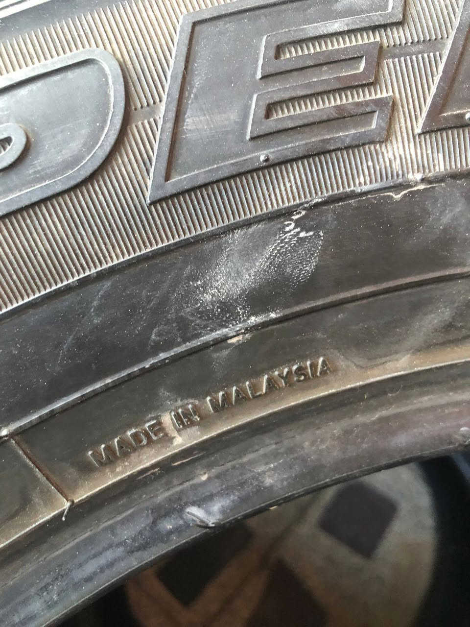 السلام عليكم
٣ تايرات من نوع تويو اصلي منشأ ماليزي حجم ٢٦٥/٦٠/١٨  كلش نظيفات وجديدات جانت مشدودات تخم كامل  على سيارتي بس واحد من التايرات صار بي ظرر كلش قوي...
ف اشتريت تخم جديد وبقت عندي ٣ يعني زوج وتك..
اخوان التايرات انتاج ماليزي اصلي سنة ٢١ بس الله شاهد مرنات كلش وكلش نظيفات...
السعر المطلوب ١٥٠ الف وبيها مجال بسيط...
حجم ٢٦٥/٦٠/١٨...
العنوان بغداد جانب الكرخ منطقه العامريه
***********
