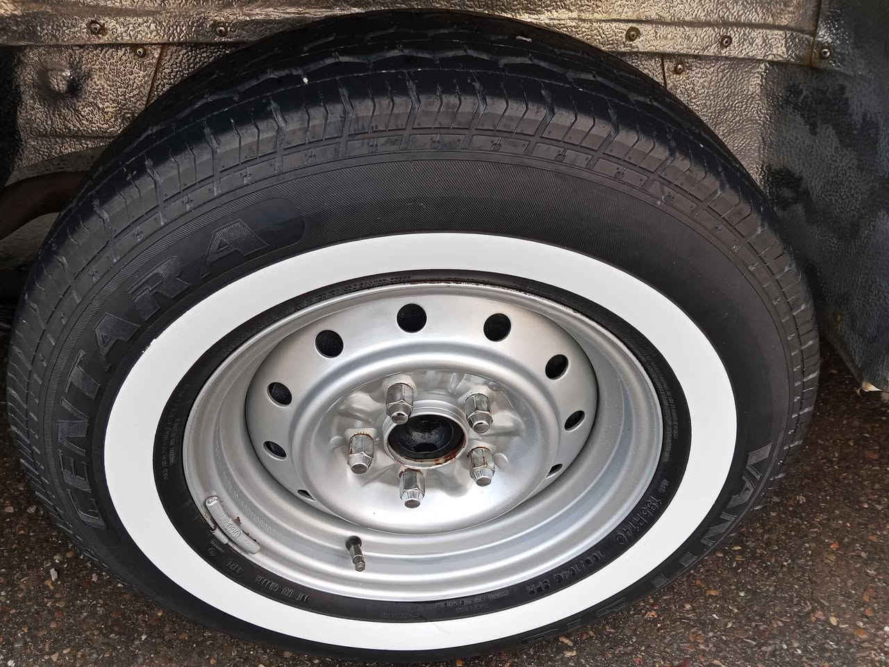 اطارات تخم للبيع نضاف 14 R  سعرهن 100 الف وبيهن مجال بغداد الحسينية مال راشدية 
*********** Colombo, Sri Lanka
