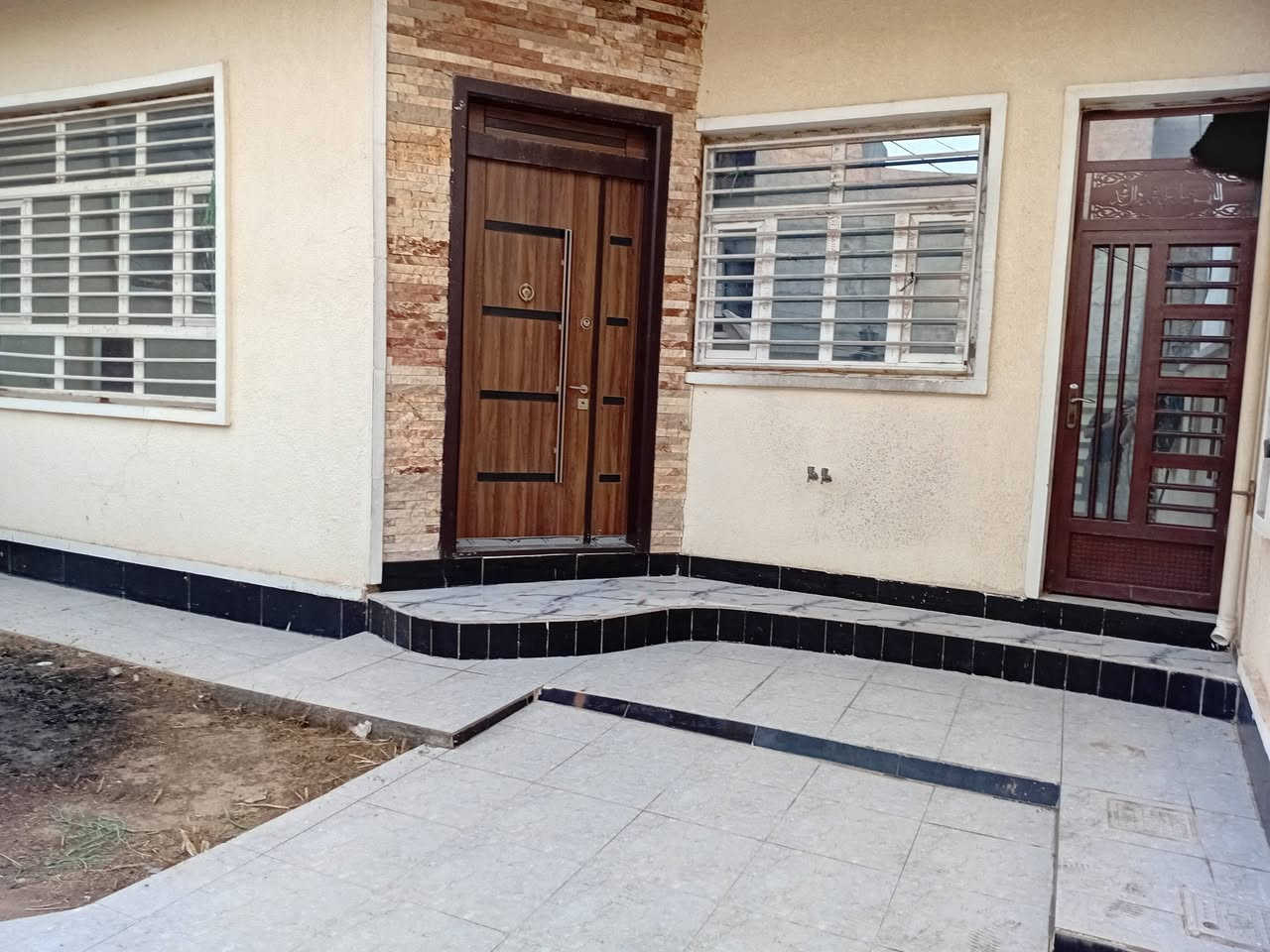 ​🏡 دار حديث للبيع في بعقوبة (طابق ونص)
الموقع: بعقوبة - منطقة شفته (قرب جسر مباشر / الفرع على اليمين قبل مدخل السيطرة).
​📐 تفاصيل العقار:
​المساحة: (  100 متر اتكاتب وياك  واقع الحال 140متر 
​نوع السند: زراعي (سند 25)
​حالة البناء: بناء جديد (غير مسكون سابقاً) جاهز للتسليم.
​التصميم: طابق ونصف، مكتمل التشطيبات بالكامل "للاخير".
​💡 الملحقات والتجهيزات المشمولة:
​كيزر (سخان ماء)
​ماطور ماء
​بنكات (مراوح سقفية)
​ثريات إنارة كاملة
​🛣️ الخدمات المتوفرة:
​منطقة مخدومة بالكامل.
​تبليط 
​شبكة كهرباء مستقرة.
​إسالة ماء.
​📞 للاستفسار والتواصل:
​للمزيد من المعلومات أو لترتيب موعد للمعاينة، يرجى الاتصال على الرقم:
👉 ***********
