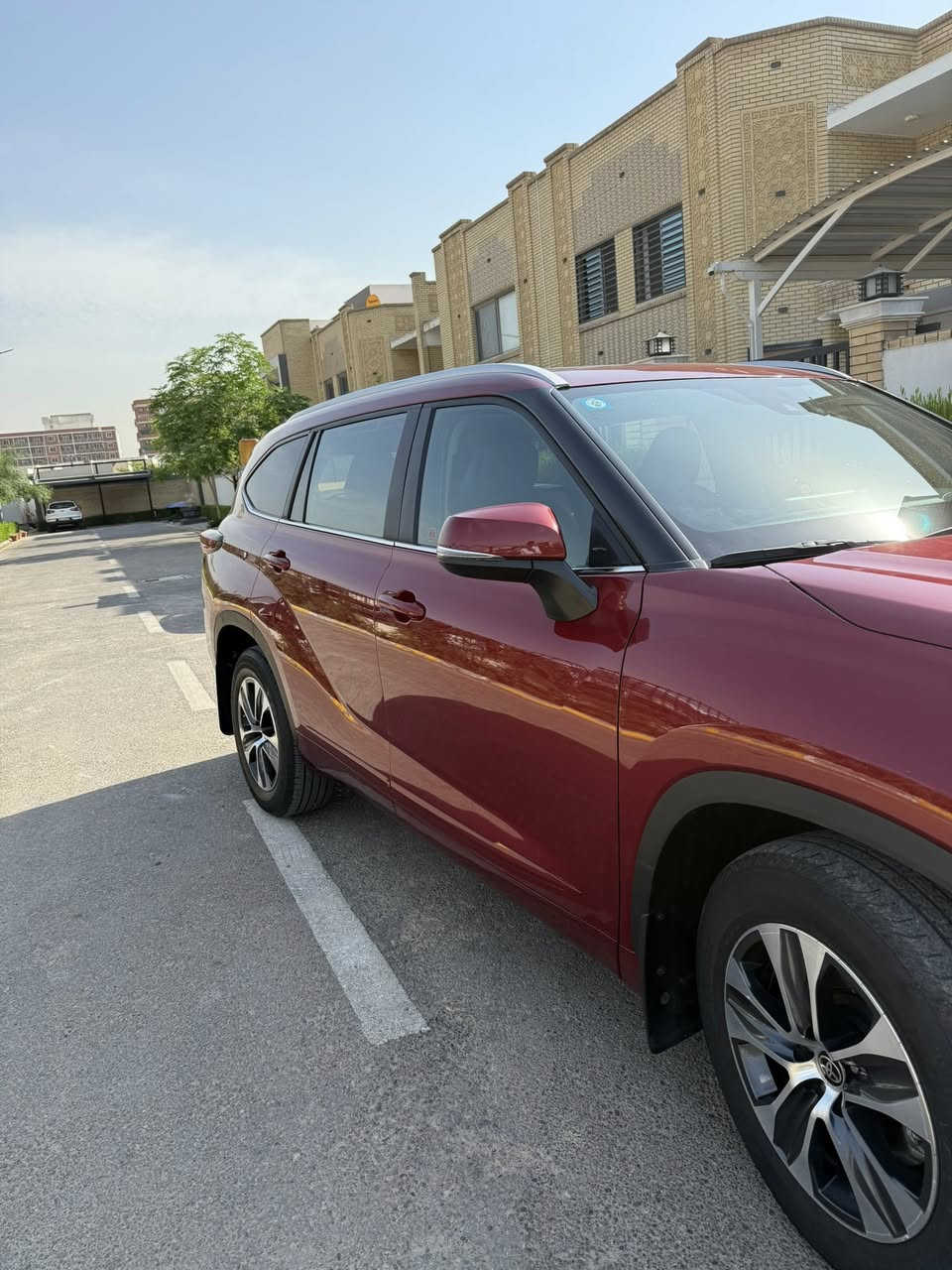 للبيع بدون مراوس هايلاندر ٢٠٢٤ مواصفات XLE بلاك ادشن فتحة وبصمه وصندق كهرباء ويفتح بالرجل ، شاشه وكاميرا خلفيه وحساس ورادارات اماميه وخلفيه وجانبيه وتوقف ذاتي وكراسي جلد وكهرباء وتدفئة بالكراسي و٧ راكب و ٣ قطع تبريد وتبريد منفصل وتحكم ستيرن جهتين وشاحن لاسلكي وبروجكترات وفور ويل و ٣ انظمه سياقه سيارة نظيفه جداً ومابيها اي نقص محرك ٢٤٠٠ تيربو و ٤ سلندر ماشية ١١ الف ميل بيها جاملغ ونص باب صبغ فقط وبارد بسيط بالبنيد وتعديل بسيط في بدايه الشاصي الايسر فقط ايرباك ستيرن طاك وراجع سستم باقي السيارة مكفوله السعر 263 ورقة وبيها مجال مكانها بغداد حي العدل للاتصال ***********
