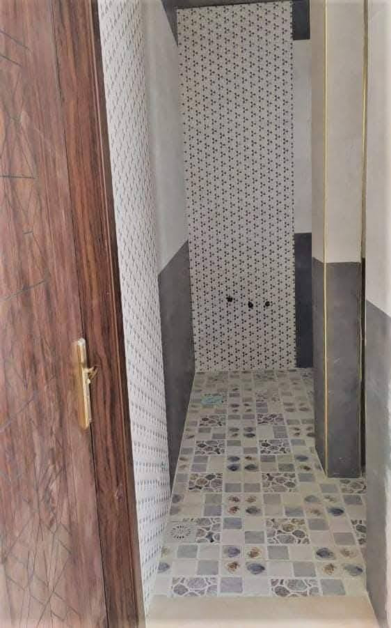 للبيع دار في مجمع الصفوة السكني
المساحة: 200 متر
يتكون الدار من:
غرفتين نوم
صالة
استقبال
مطبخ حار وبارد
سند العقار: طابو ملك صرف
الدار مسحوب عليه قرض متبقي 92 مليون
📞 للاستفسار الاتصال على الأرقام:
***********
***********
أو مراسلة الصفحة على الخاص.
