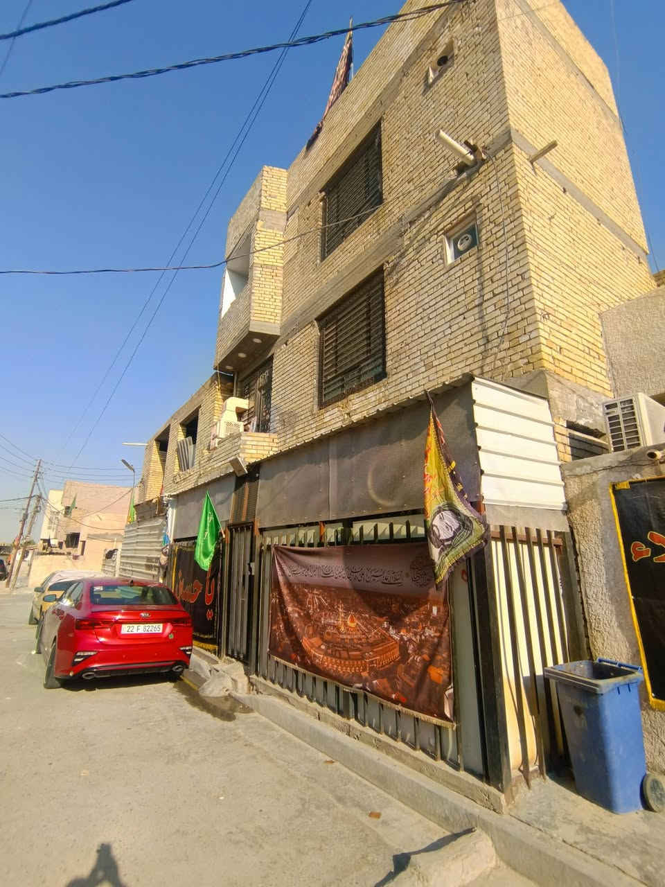 السلام عليكم توفر عندي بيت للبيع المساحه 50متر زراعي سند 25 الجبهه9/ نزال6/ البيت 3 طوابق بي غرفتين / 3 صالات /واربع حمامات/  البيت بناء حديث منطقه كامله كل الخدمات مي مجاري كهرباء تبليط عرض الفرع 10 أمتار 
موقع البيت البلديات الضباط خلف الصحفيين قرب مدرسة زين القوس منطقه حي الامير للاستفسار *********** الرد واتساب ماسنجر أو الاتصال.   حسن للعقار
