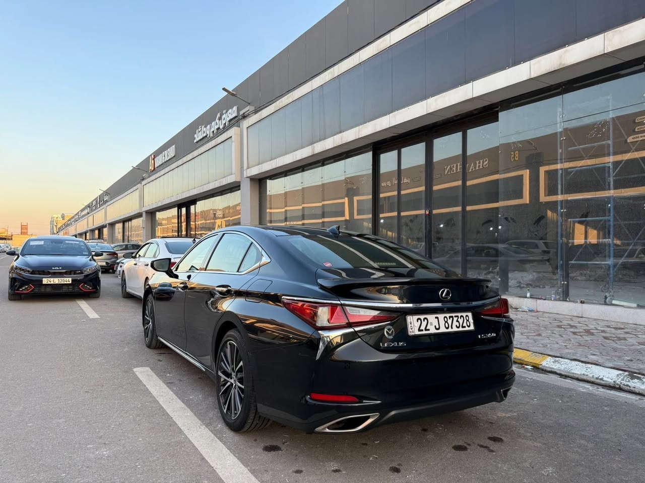 لكزس es 350 للبيع ماشي 38 الف عليها افلام حمايه كامله مواصفات خاصة السعر خاص ***********
