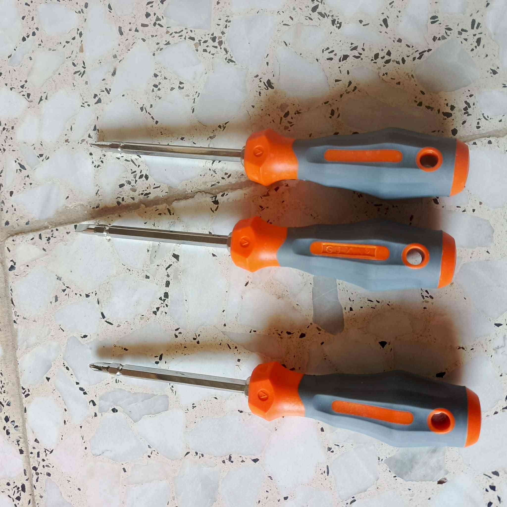 غراظ بالة للبيع.. جداحة كلش حلوة.. كندك شركة اصلي.. درنفيسات قلاب.. قفل .. موس كتر.. طباخ غاز.. والتواصل خاص..موجود كميات . ***********
