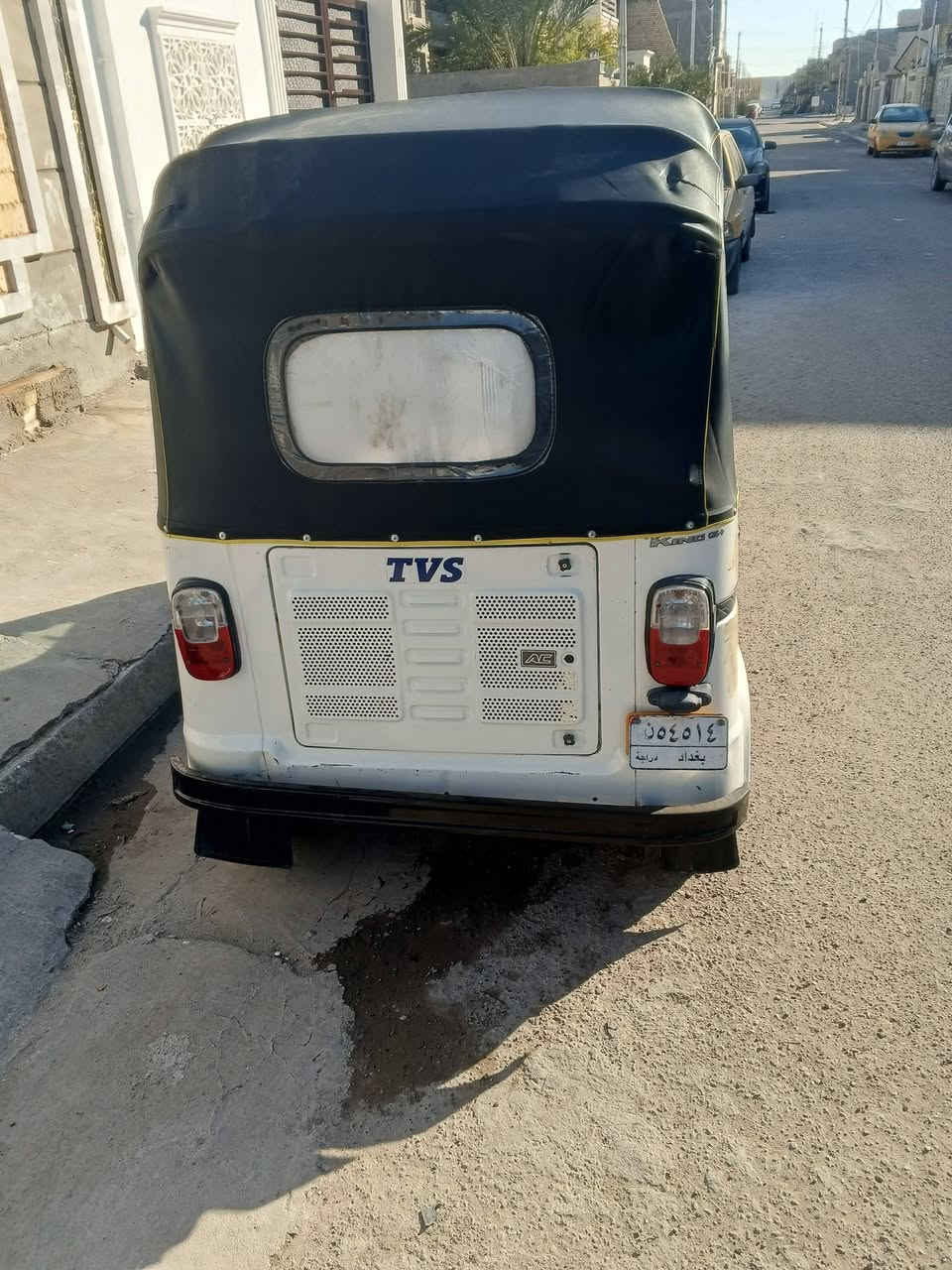 تكتك  TVS
موديل 21 شهر ال 9  رقم بغداد 
مكينه وكير وكلج واكسل فول 
مانقصها كلشي 
تخام تاير جديد + هزه جديده 
دوشمه    كهربائيات كامله
مكفوله من ضربه القويه طخات شخوط مال شارع فقط  
السعر 6100     مكاني بغداد المحموديه 
الهاتف *********** 
***********

