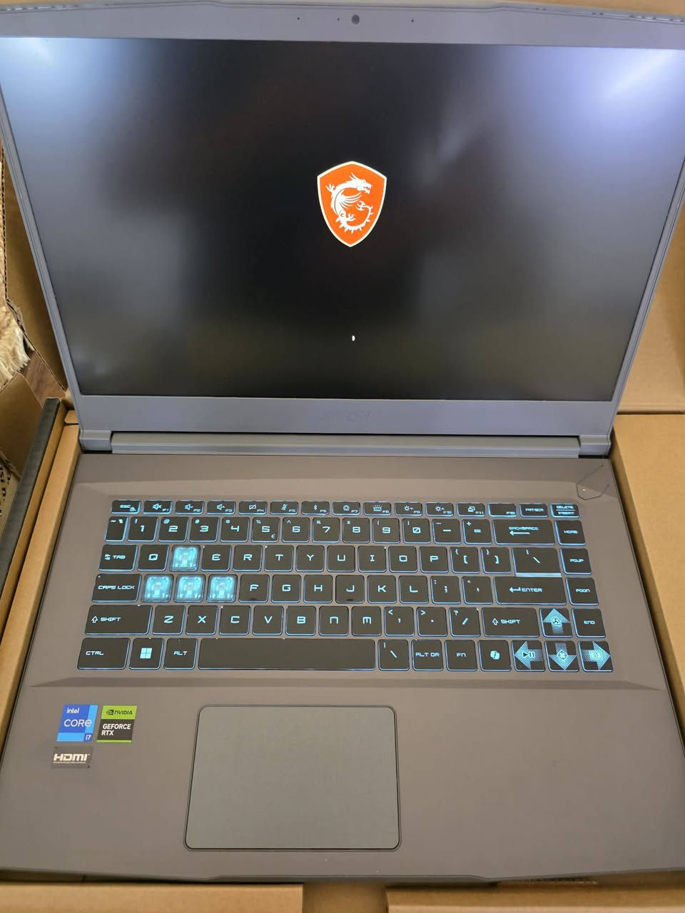جهاز جديد غير مستعمل نهائيا طك كارتون 
---

🔥 **MSI Thin 15 B13VE | Gaming & Workstation** 🔥

لابتوب جديد غير مستعمل نهائيا طك كارتون ليس مستخدم 

💻 **إذا تدور لابتوب قوي للألعاب، الدراسة، المونتاج، التصميم والبرامج الهندسية فهذا خيار ممتاز.**

✅ **المواصفات:**

⚡ **Intel Core i7-13620H** (جيل 13)

🎮 **NVIDIA GeForce RTX 4050 6GB GDDR6**

🧠 **RAM 16GB DDR4**

🚀 **SSD NVMe 512GB**

🖥️ **شاشة 15.6" FHD IPS-Level**

⚡ **معدل تحديث 144Hz** لسلاسة عالية بالألعاب والاستخدام.

🎨 **لون Cosmos Gray الأنيق**

🪟 **Windows 11 Home**

---

### 🌟 مميزات الجهاز 

🔥 كارت شاشة **RTX 4050 6GB** يشغل أغلب الألعاب الحديثة بإعدادات عالية مع دعم **DLSS 3** لزيادة الأداء.

⚡ معالج **Core i7-13620H** بعدد أنوية مرتفع، مناسب للألعاب، البرمجة، التصميم، المونتاج، والأعمال الثقيلة.

🖥️ شاشة **144Hz** تعطي حركة سلسة جداً خصوصاً بألعاب FPS مثل:

* PUBG

* Valorant

* CS2

* Fortnite

* Warzone

🚀 هارد **NVMe SSD** سريع جداً بالإقلاع وفتح البرامج.

🎯 تصميم MSI الخفيف (Thin Series) يسهل حمله للعمل أو الجامعة بدون التضحية بالأداء.

🌡️ نظام تبريد MSI يحافظ على استقرار الأداء أثناء الاستخدام الطويل.

---  📌📌📌 

 لابتوب غير مستعمل نهائيا طك كارتون جديد ليس مستخدم 

💰 **السعر:** (مليون و200)

📍 **الموقع:** بغداد

📞 **للتواصل:** ***********

**لا يفوتك إذا تريد جهاز يجمع بين القوة، السرعة، والشكل الأنيق بسعر منافس.**

#MSI #GamingLaptop #RTX4050 #Corei7 #Laptop #بغداد #لابتوب_للبيع #MSIThin15 #144Hz #Gaming #Design #Programming
