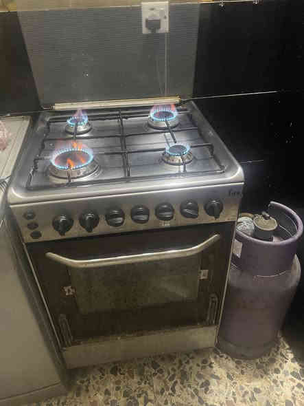 سلام عليكم طباخ ٤ عيون نضيف اخو الجديد مداخل تصليح فقط الجامه انكسرت بس بي جامه ثانيه مساعده يشتغل كلشي مابي نستخدمه السعر ب١٠٠ الف وبي مجال ستيل مكاني بغداد الدوره وهذا رقمي ***********
