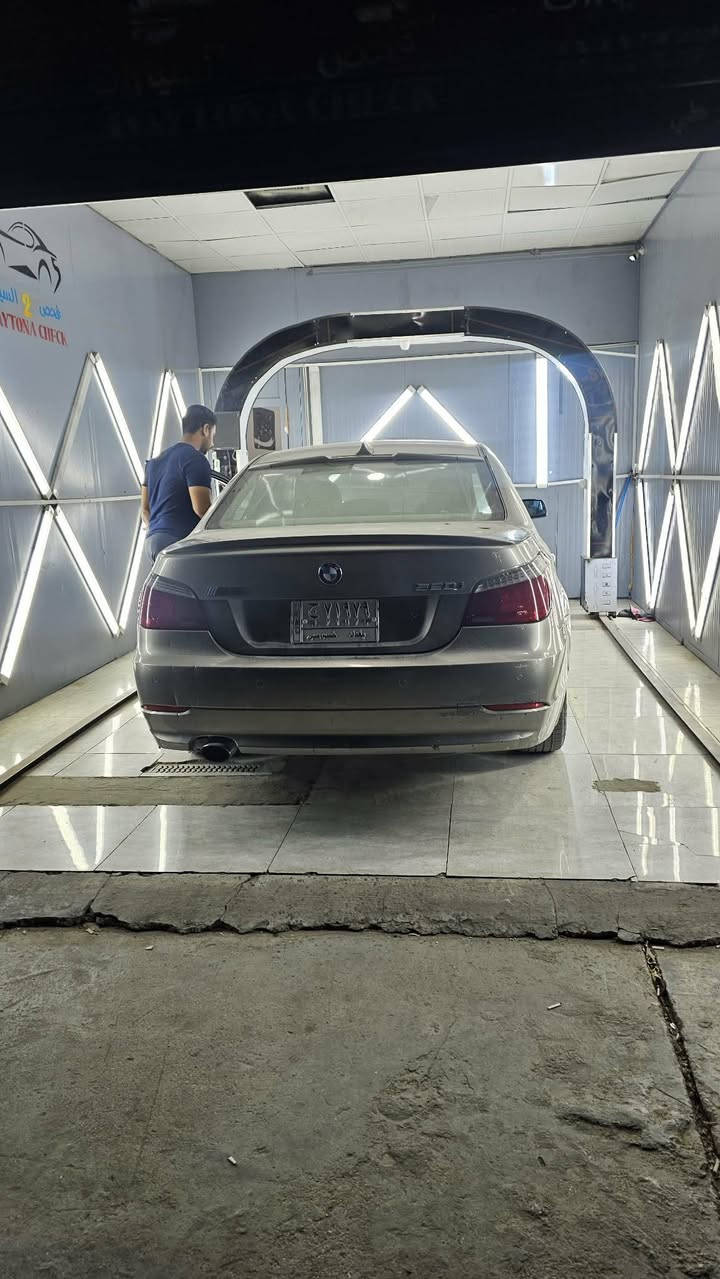 السلام عليكم 520 bmw e60 للبيع السعر 88
مدويل 2008
داخل بيجي كلش نظيف مبدل محرك قبل ٣ اشهر نوزلات جديدة باتري جديد 
فيتبم جديد السيارة كلين عدا باب عكس السائق خلفية مبدلة السيارة نظيفة وبيهة نقوصات بسيطة 
رقمي 
***********
***********
