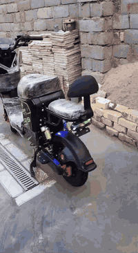 السلام عليكم دراجه شحن ار 9 للبيع موديل 2025 دراجه كلش نظيفه اغراضه كامله ما ناقص شيء سعر 450 وبيها مجال عنوان بصره قرنه بني منصور رقم*********** على الواتساب
