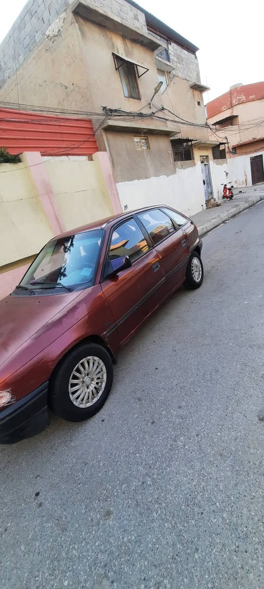 السياره للبيع استره جنطه موديل 1992 النضافه كدام العين الداخل نضيف طخم سمعات مسجل جديد باتري جديد طخم تايرات جديده بدون ضرر صبغ بس دوسات دواير  كهربايات شغاله محرك 16 رقم الماني التواصل الرقم بي واتس *********** سياره حلوه مال بيت
