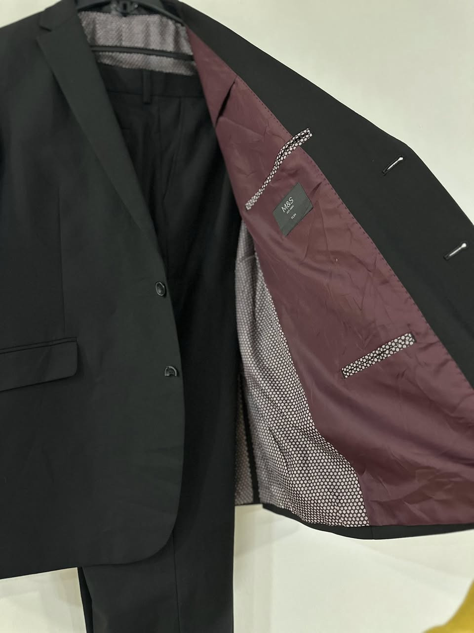 بدلة اصلية من ماركة M&S
ما ملبوسة 
السعر ٥٠ الف 
عرض الصدر : 57 cm
عرض الكتف : 47 cm
طول السترة : 75 cm
طول البنطلون : 105 cm
كمر البنطلون : 46 cm (وبيها مجال تكبره شوية) 
عرض الحجل : 19 cm 

اللون اسود طوخ


**إذا كنت صاحب هذا الإعلان وتريد حذفه لأي سبب، رجاءا أرسل رسالة إلى الدعم الفني**