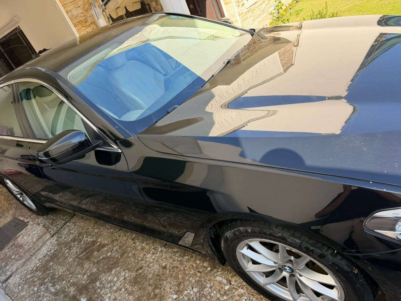 BMW 520i 2020 خليجي وكاله
استلام شركه العروش سيرفر كامل با شركه
فول مواصفات داخل ابيض وفتحه وكراسي كهرباء ومومري وبردات وتدفئة واستيرن كهرباء 
ماشيه 64 الف السياره جديده كلش
كفاله عامه من صبغ بارد وتبديل 
رقمها بغداد وباسمي عنواني المنصور
***********
سعر 27 الف دولار وماكو خليجي بهل سعر مكفول 
(( بيع او مراوس ))
