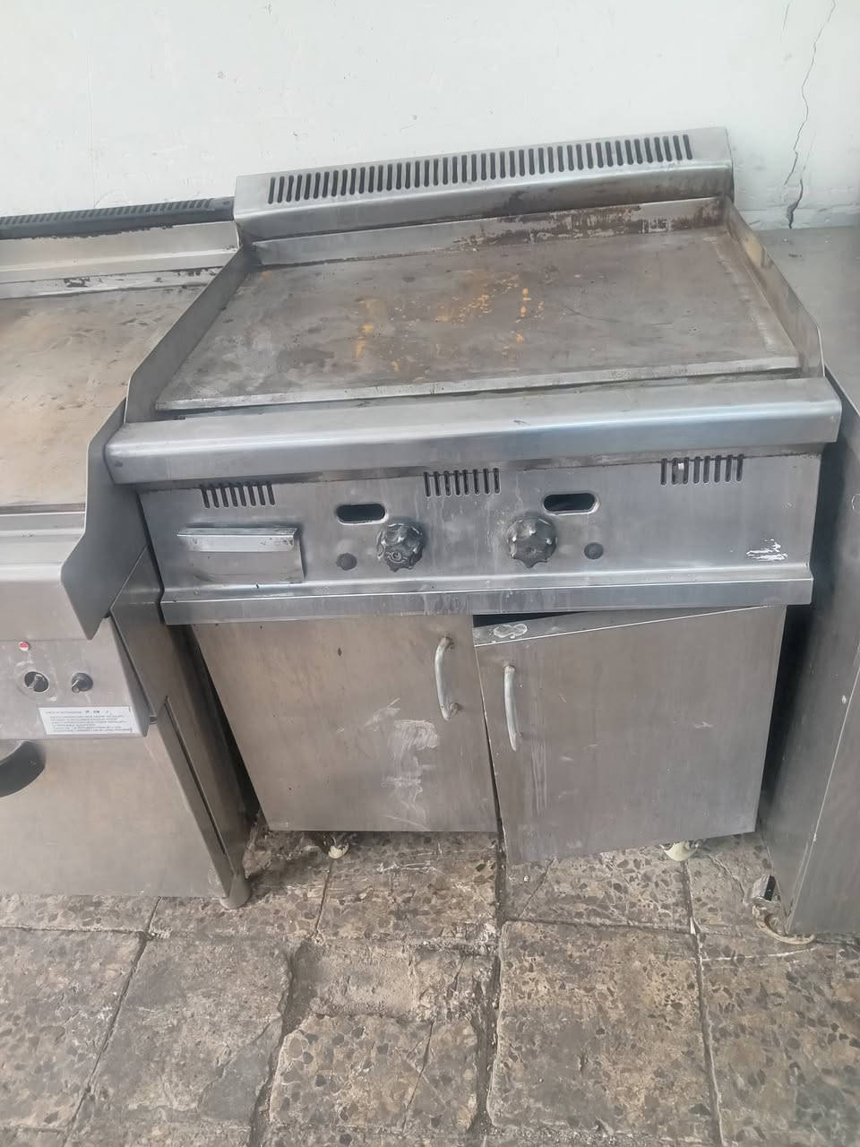 مستعدون لتجهيز المطاعم بكافه المعدات جديد ومستعمل الاستفسار اتصال او واتساب ***********
