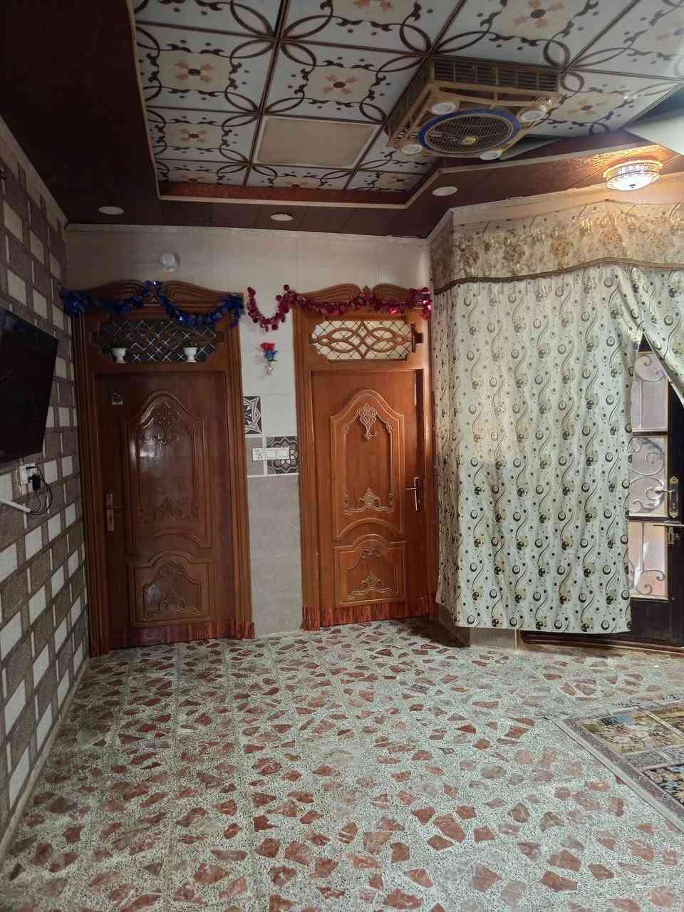 يوجد بيتين للبيع المساحه الكلي 350 متر البيت الاول 225 متر والبيت الثاني 125 متر جاهزات المكان حي التحدي وراء الاطفال مباشر خدمات فول قريب عالشارع العام عمو 610 الاستفسار على الرقم ***********
