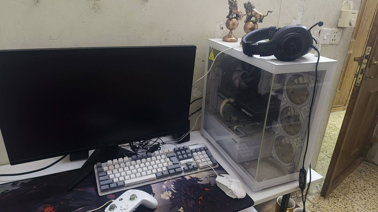 تجميعية pc للبيع
Ups مع شاشه وال
جدا نظيف والله شاهد الاستخدام فعلي فقط شهرين
سبب لبيع عدم تفرغ+ زواج ههههههه
المواصفات 👇🏼👇🏼

· اللوحة الأم: MSI B650M GAMING PLUS WIFI (منفذ
 AM5، 4 فتحات DDR5)
· الكرت الشاش: Palit GeForce RTX 5060Ti Infinity 3 OC 16GB GDDR7 (ذاكرة 128-bit)
· الرامات: TEAMGROUP T-Force Delta RGB 32GB (2×16GB) DDR5 6000MHz CL38 (أبيض)
· التخزين: WD Blue SN5000 1TB NVMe SSD (PCIe Gen 4.0)
· مزود الطاقة: Thermaltake TR-SG 750W (80 Plus Gold، ATX 3.1، موديولار، لون أبيض)
· المبرد: Thermalright Assassin Spirit 120 EVO (مع مروحة TL-S12-S)

🖱️ الملحقات والسويتشر:

· الكيس: SAMA SV-01 White (أبيض، واجهة زجاج أمامية، USB 3.0 x2، 7 فتحات PCI)
· ماوس باد كبير: 80×35 سم، سطح نسيجي، لون أسود (بدون علامة تجارية)
· كيبورد ميكانيكي غشائي (RGB): AULA F3061 (61 مفتاح، رمادي وأبيض)
· مفتاح تفعيل: Windows 11 Pro (مفتاح رقمي فقط)
تجميعية مع شاشة وups للبيع المواصفات 👇🏼👇🏼المعالج: AMD Ryzen 5 7600X (6 نوى / 12 خيط، 4.7GHz، 105W، AM5)
+ جوي ستك كيم سير نظيف جدااااا

 مع شاشة وال ups السعر الكلي للتجمعيه للجاد فقط 
2،250 قفل 
للتواصل *********** 
كل كراتين موجودة ونظيفة جدا
