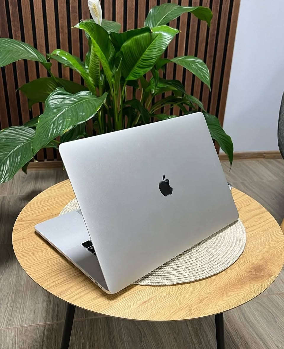 🍎🪟 **MacBook Air 2017 | نظام حسب طلبك!**
💻 **مواصفات الجهاز:**
• المعالج: Intel Core i5
• الرام: 8GB
• التخزين: 128GB SSD
• الشاشة: 13 بوصة ناعمة وواضحة
• الكاميرا: دقة عالية FaceTime HD 
• الكرافيك: Intel HD Graphics 6000
• الكيبورد: عربي + إنجليزي (ليزري ضوئي)

🎁 **الملحقات المرفقة:**
• ماوس لاسلكي
• الشاحن الأصلي Apple
• حقيبة حماية
• هارد خارجي 500GB (هدية مجانية)

⚡ **ميزة حصرية عندنا:**
🍎 تريده بنظام macOS الأصلي؟ ✅ موجود
🪟 تريده بنظام Windows 11 Pro؟ ✅ موجود
أنت تختار

✅ **لماذا تختاره؟**
جهاز Apple أصيل بأداء قوي وسرعة عالية، يشتغل بنظامين، مثالي للطلاب والموظفين والمصممين، بضمان حقيقي وتوصيل لكل العراق.

💵 **السعر: 250  فقط**
🚚 **توصيل مجاني لكافة المحافظات**
🛡️ **ضمان سنة كاملة من تاريخ الاستلام**

📩 **تواصل معنا الآن عبر وتساب 
***********
