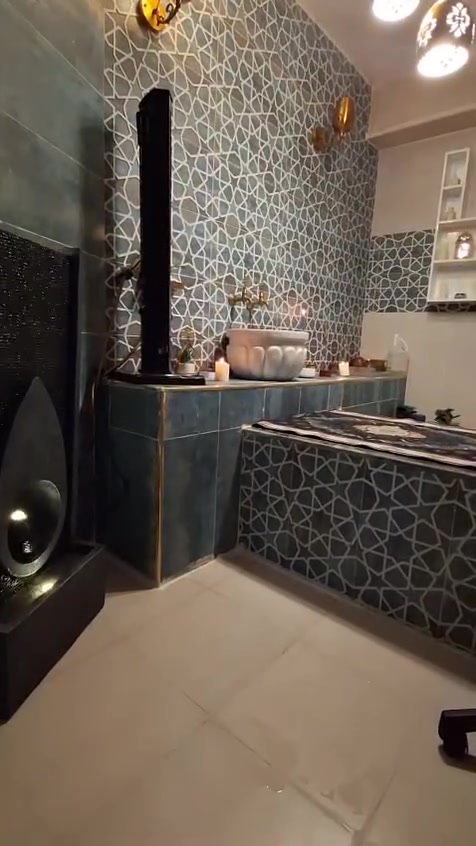 اختاري حمام العيد يمنا راح يكون عدنا هدية من الصالون لكل زبونة تختار حمام مغربي بدكير مجانا و لكل زبونة تختار حمام vip يكون الهة معالج شعر مجاني شنو منتظرين احجزوا من هسة واستغلوا عروضنا نستقبلكم يوميا بكل حب من ساعة ١١ إلى ساعة ٩ مساءا للحجز والاستفسار الاتصال على الأرقام *********** *********** ❤️
