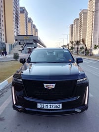 كاديلاك اسكاليد 2021   خليجي السيارة (داخل لون أبيض)  بارد فقط بالجامل...