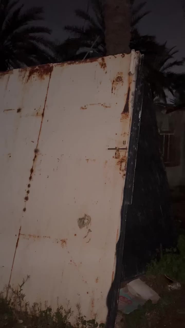 لسلام عليكم باب للبيع 2قطعه ارتفاع 2ونص وعرض 5باب ثقيل رقمي***********
