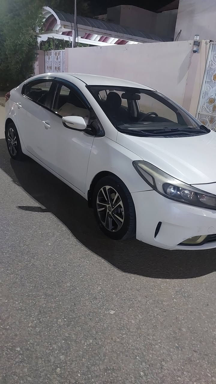 كيا سيراتو ١٧ خليجي كفاله من كل ضربه بس بيه بارد مكانين ...سياره برغي ممفتوح بيه
١٣٨ بيه مجال استفسار أكثر ***********
