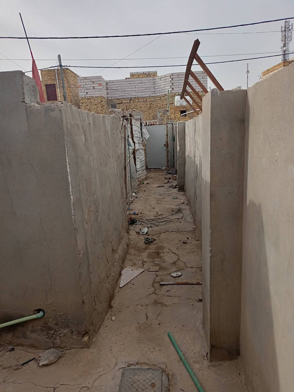 بيت للبيع مكانه شارع 30 دولان
المساحة 105تبليط وارصفة جديدة الممر متر يرادلك ترميم
البيت كدامك تجي وتشوف 
التفاصيل ***********
