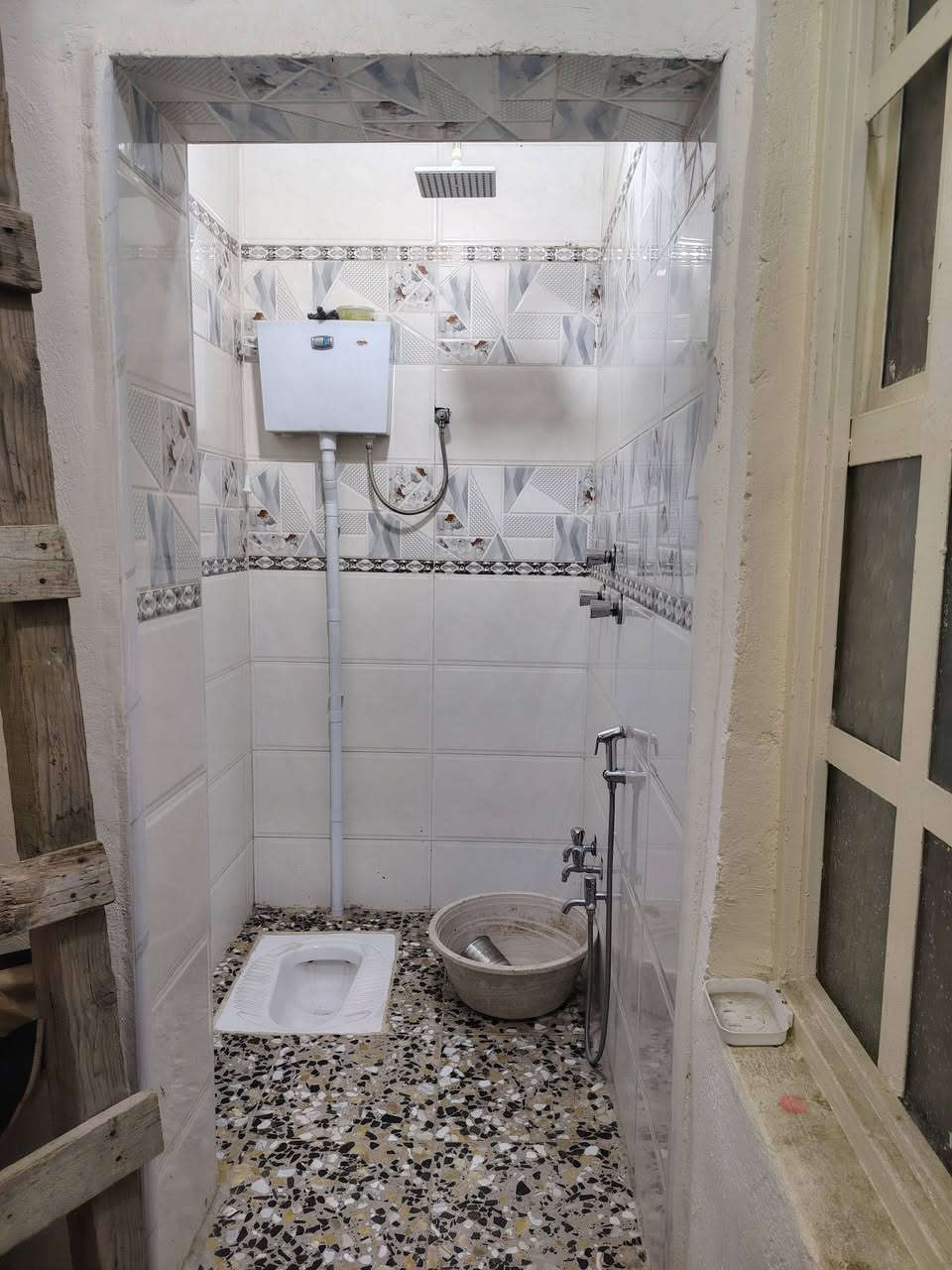 نصف قطعة للبيع شرك طابقين نظيفة جداً مساحة 72 م
في قطاع 54 بفرع جامع وحسينية الائمة شارع عريض وقريبة ع شارع ٣ غرف وحدة سويت وصالة ومطبخ و٢ حمامات وسطحين واحد بي مخزن جبير اي استفسار الاتصال على الرقم ***********
