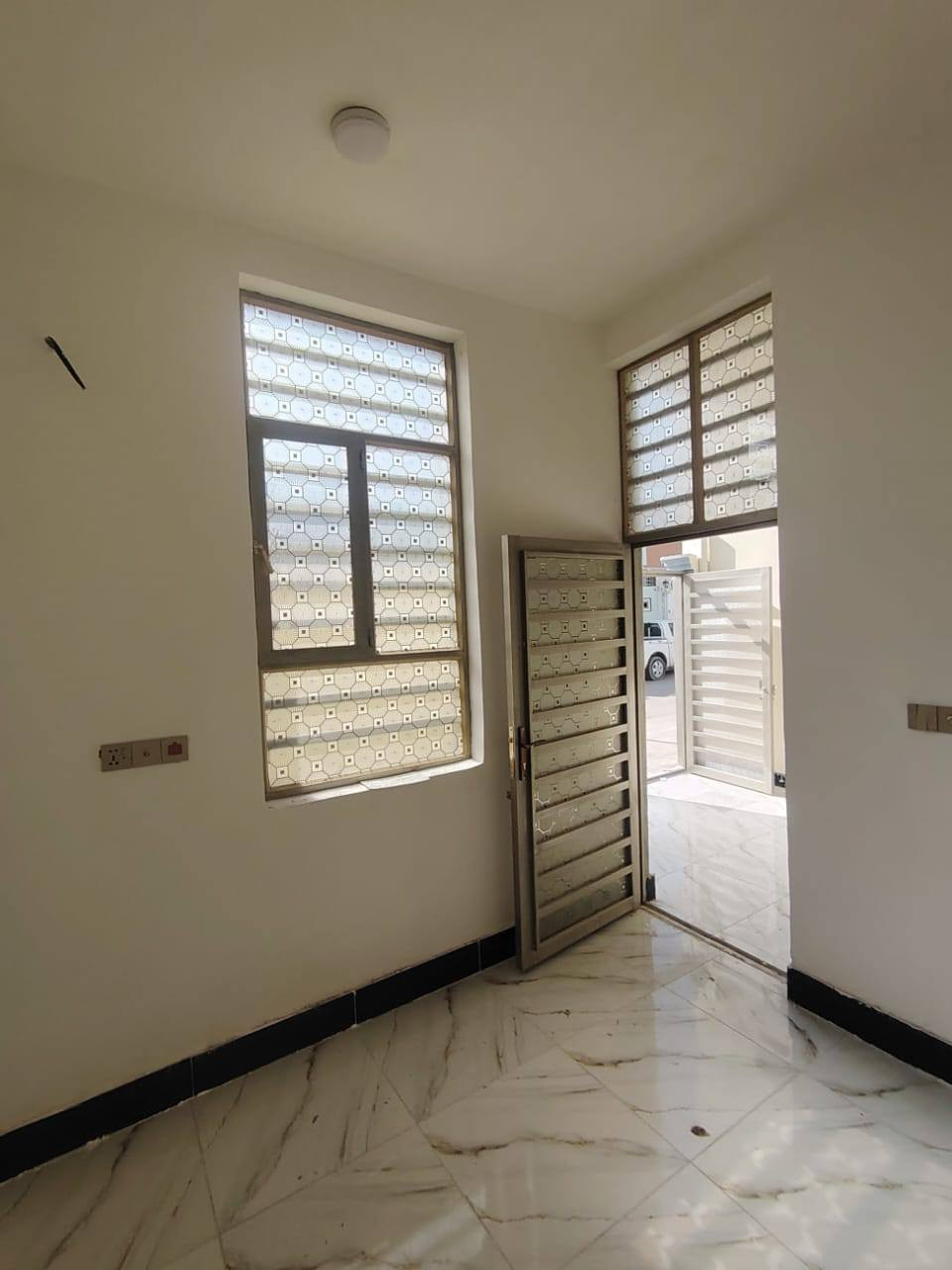 دار للبيع 100متر مربعه غرفتين وصاله ومطبخ وستقبال صحيات خارجيه وداخليه بناءدرجه اولى صب السقف وساس كافت الخدمات ماء كهرباء مولده نترنيت العنوان شارع الصب جسر الشهداء النجف الشرف يبعد عن شارع كربلاء المقدسة 200متر
 السعر 47وبي مجال طابو زراعي سند 25
 ابومنتظر ***********
