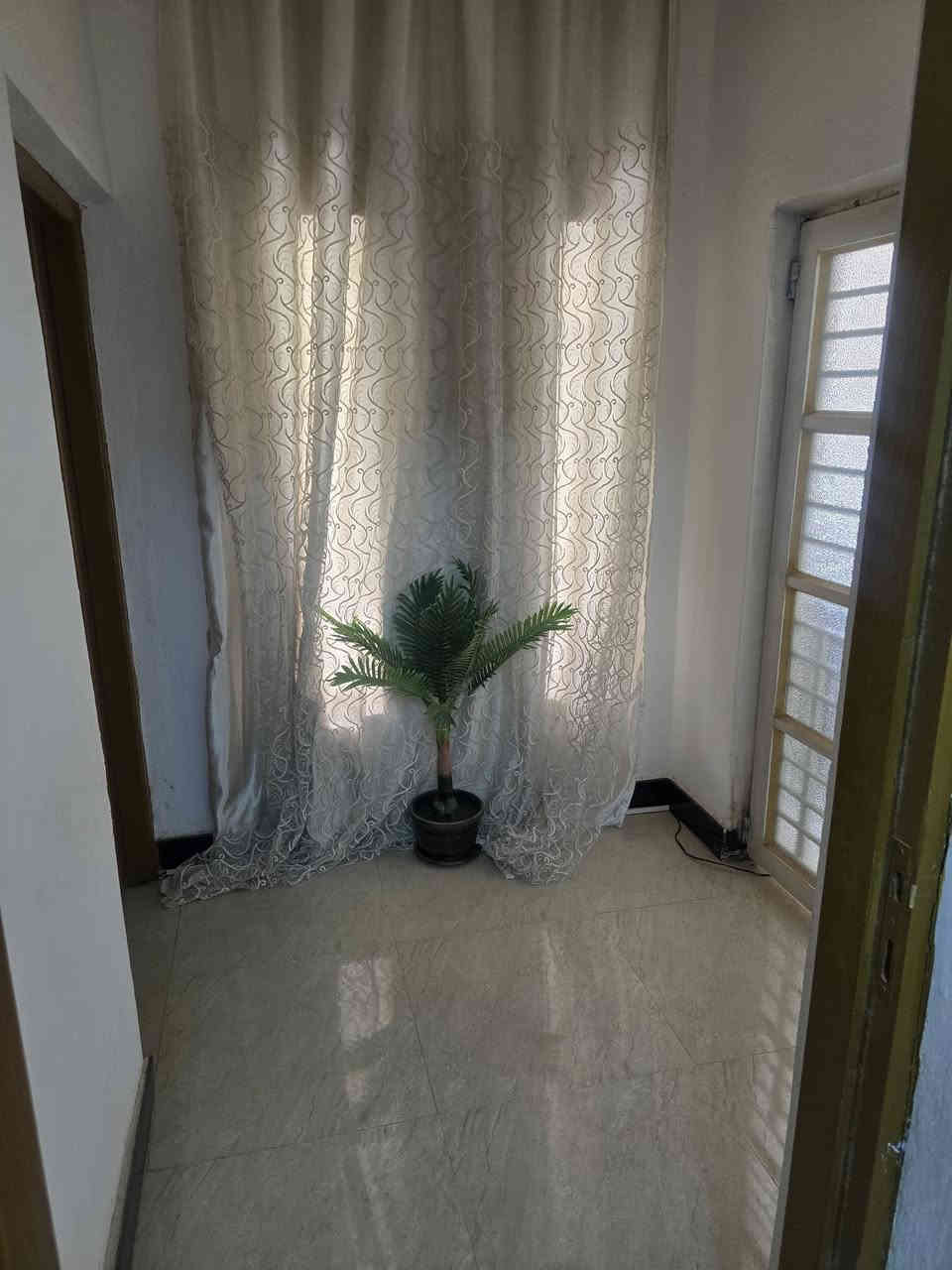 دار للبيع
المساحه ٢٠٠م

الموقع ثالث قطعه عن شارع الزهور الرئيسي

الطابق الارضي يحتوي على استقبال.هول داخلي.غرفه نوم

مطبخ.كراج سياره كبير مع حديقه

الطابق الاول.غرف نوم عدد ٢ مع حمام ملحق
السعر ٩٥
***********
