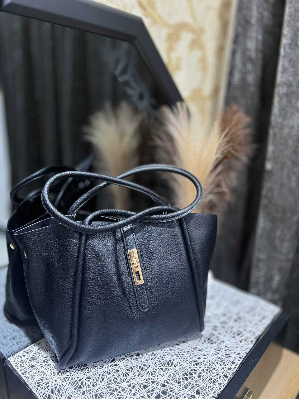 "كوني محط الأنظار مع هذه الحقيبة الاستثنائية! 👜 دمج مثالي بين الفخامة والأنوثة . متوفرة الآن بجميع الالوان الساحر. لا تفوتي فرصة التميز!"
للطلب واستفسار مراسلتنا خاص او على واتساب 
***********
توصيل جميع محافظات العراق 
٥ فقط
