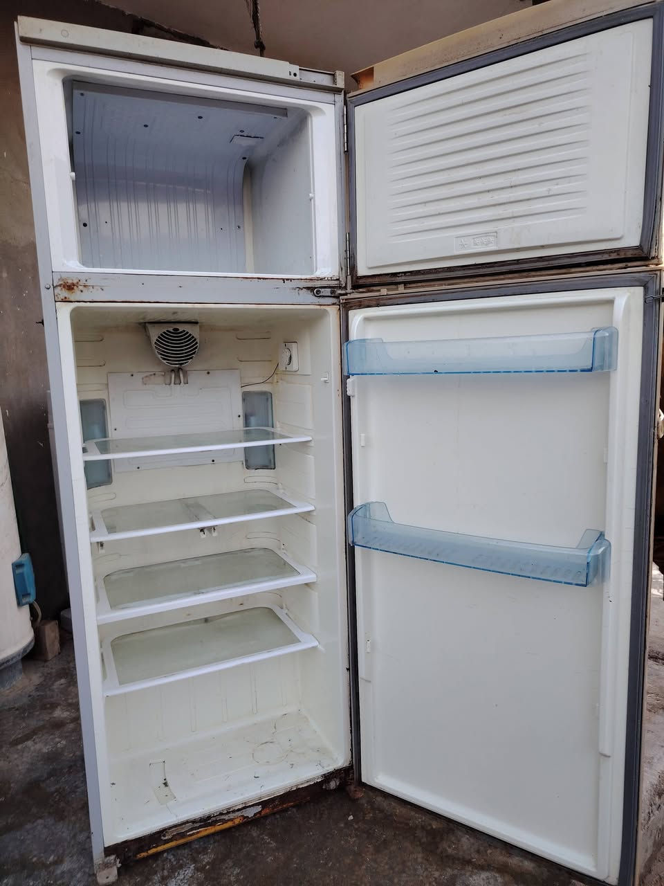 السلام عليكم يوجد ثلاجه للبيع شرط التجميد الرقم ***********
