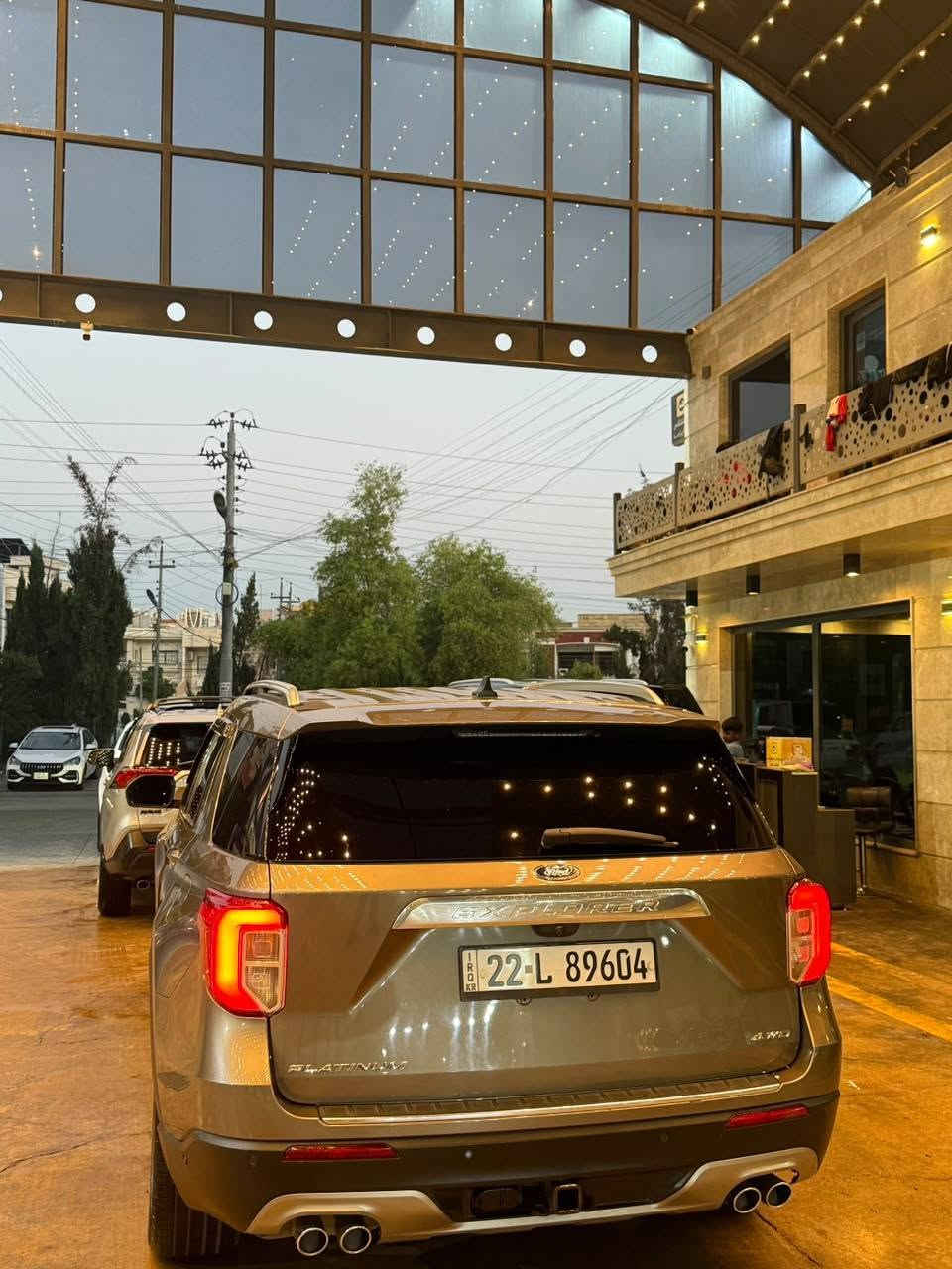 ناوی ئۆتۆمبێل:فۆرد 
جۆری ئۆتۆمبێل: ئێکسپلۆرر پلاتنیۆم
مۆدێل: 2021
رەنگ: قاوەیی {برۆنزی}
ماوەی رۆشتوو: 66000 میل 
رەوشی : بەس دەعامی و دەرگای سەکن دوو بست مەعجونە وە سێ پارچەی پێشی کلێری ئەمەریکا دەرچووە 
ئێرباگ : سووکان و شان 
 مواسەفات: کوشن جلد - سارد و گەرم و مەساج - دووی پشتەوە بەس گەرم و جلدە - رادار 360 دەرەجە کامیرە - 360 دەرەجە -  لایت لەگەڵ سوکانە - ئۆتۆ هۆلد - ئۆتۆ ستارت ستۆپ - ئۆتۆ پارک - ئۆتۆ برێک { Auto Hold - Auto start stop - Auto  park - Auto brey} ئاوێنە شەفت - شەغال - سندوق شەفت - پانۆرامە - ناو کرێمی - گێج ئەلیکترۆنی - شاشە گەورە - {Ambient light} کەوا بە حەوت جۆر دەگۆردرێ - ٧ کوشن - رێزی سێیەم کارەبایی - دەبڵ ئەکس کەوا حەوت جۆری مۆدی هەیە {Tow/Haul - Sport - Eco - Normal- Slippery - Trail - Deep snow/ sand } - دوو پەردەی بیلادی بشتەوە - واتا چەند مواسەفاتی بڵێم تەواو نابێ فوول فوول مواسەفاتە. 
سەیارەیەکی بێ کێشەیە و تایەکانی نوێیە.
*********** أربيل, العراق
